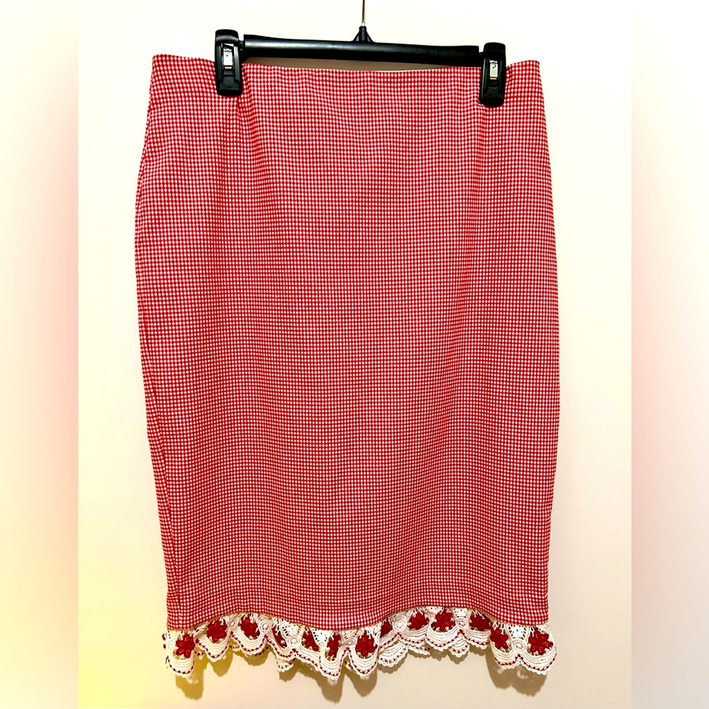 7th Avenue Design Studio Crocheted floral lace hemmed red/white Skirt